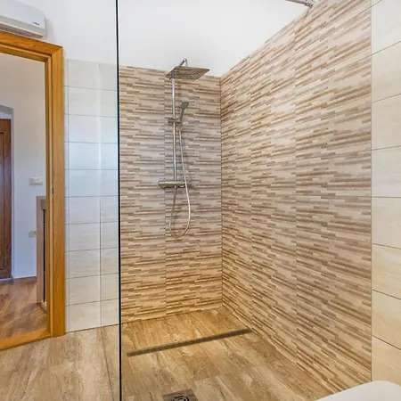 Vikendica Awesome In *